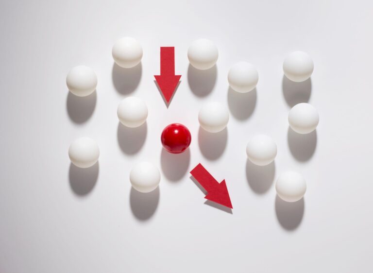 “Tra ciò che è previsto e ciò che accade”